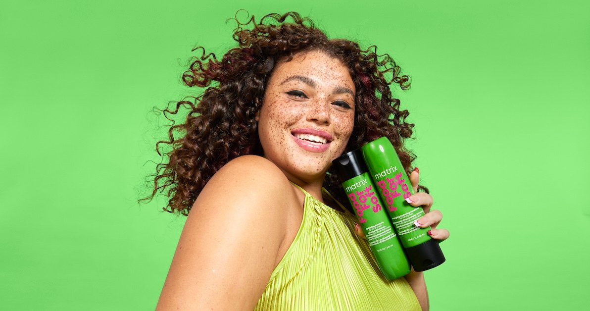 A Routine for Dry Ends and Oily Roots: Why Roots Get Oily, Ends Get Dry, and How to Fix Both