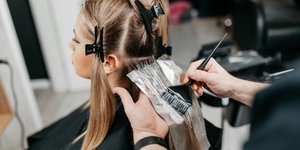 hair colorist man using painbrush cover